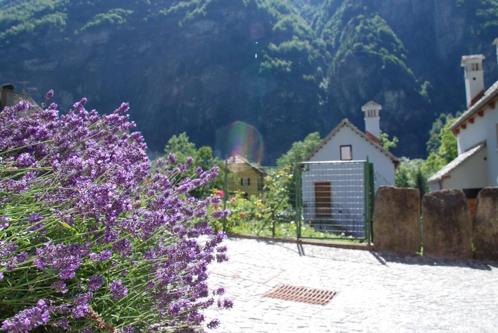 Ca' Del Borgo Hotell Cadarese Exteriör bild
